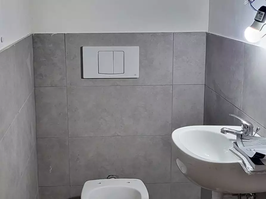 Immagine 10 di Negozio in affitto  in Matteotti a Gallarate