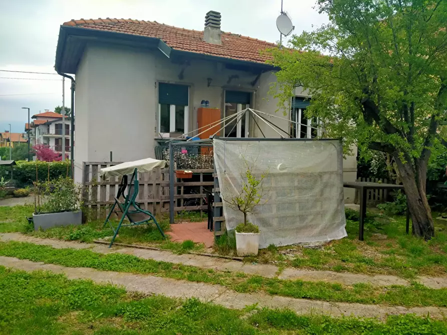 Immagine 24 di Villa in vendita  in piave 134 a Azzate