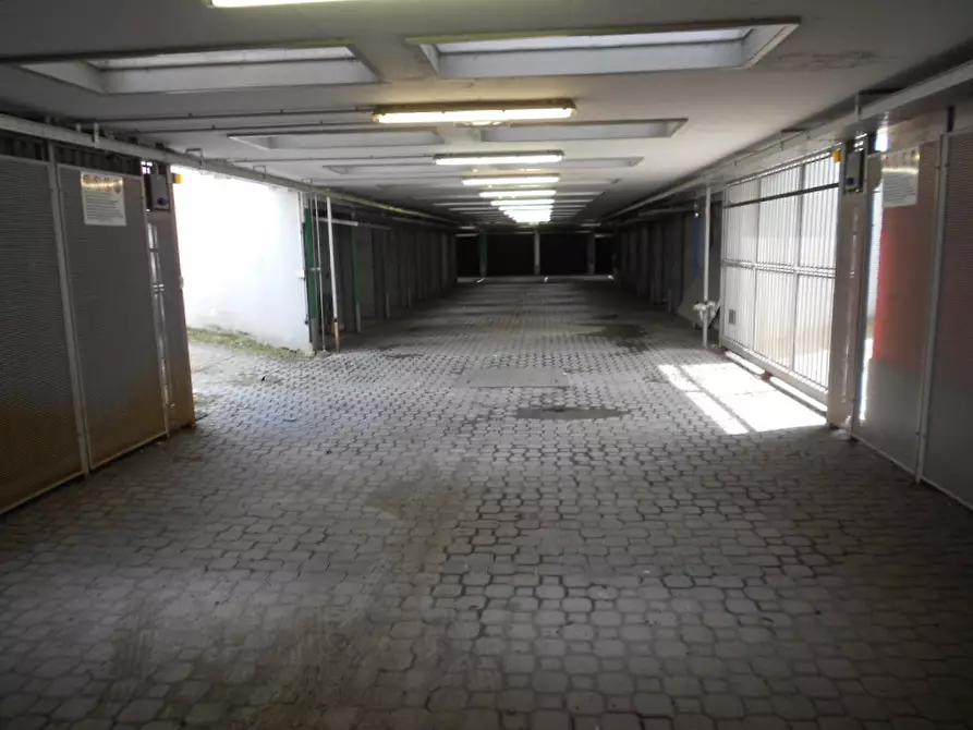 Immagine 3 di Box auto in affitto  in Via Cavallari angolo Via Volta a Magenta