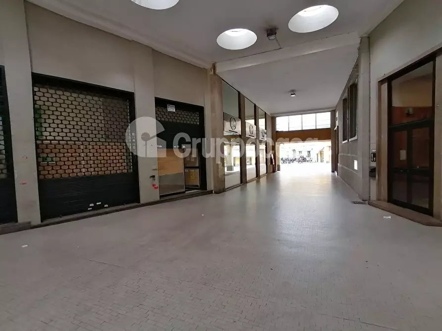 Immagine 2 di Locale commerciale in vendita  in Galleria dei Portici 4 a Magenta