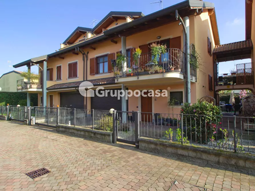 Immagine 1 di Villa in vendita  in via s. d'acquisto 47 a Marcallo Con Casone