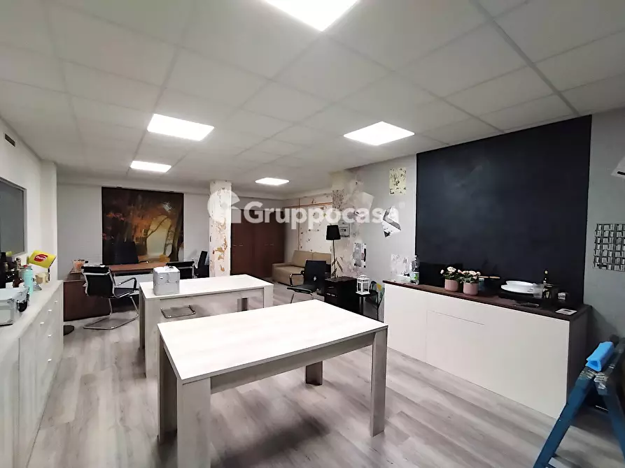 Immagine 26 di Locale commerciale in vendita  in via espinasse 90 a Magenta