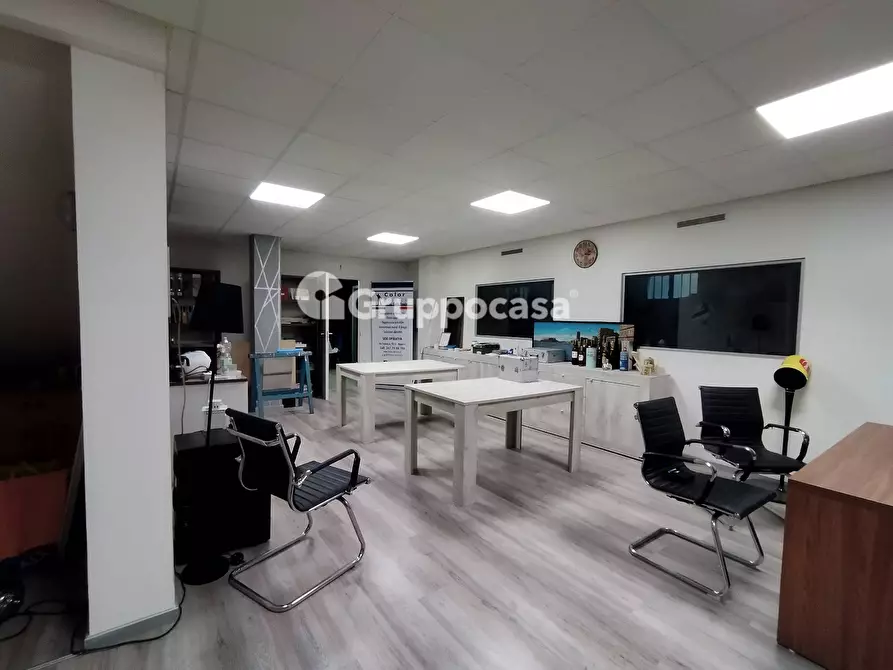 Immagine 25 di Locale commerciale in vendita  in via espinasse 90 a Magenta