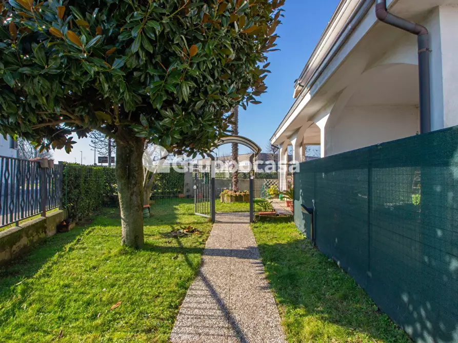 Immagine 21 di Casa semindipendente in vendita  in Cascina Moroni 8 a Bernate Ticino