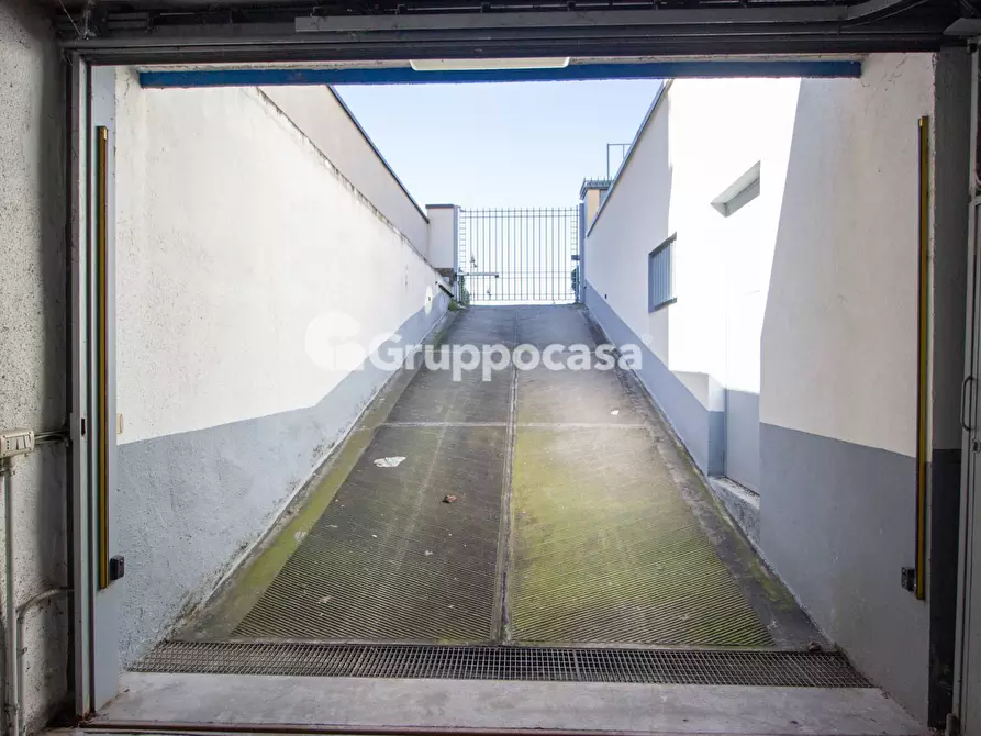 Immagine 39 di Locale commerciale in vendita  in via espinasse 90 a Magenta