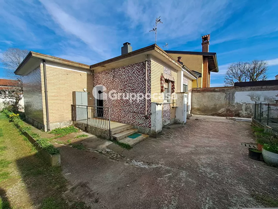Immagine 2 di Villa in vendita  in Via XXIV Maggio 57 a Bernate Ticino