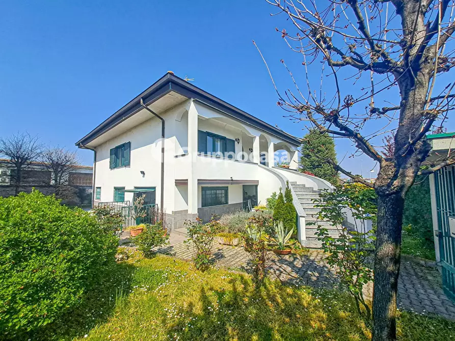 Immagine 1 di Villa in vendita  in Strada Robecco 10 a Magenta