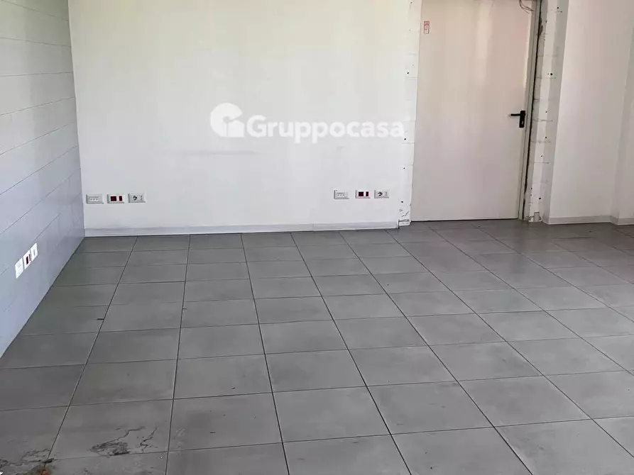 Immagine 21 di Locale commerciale in affitto  in Via Somma 6 a Cuggiono