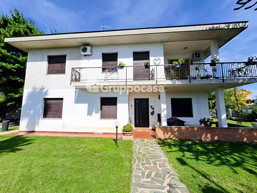 Immagine 46 di Villa in vendita  in Via 2 Giugno 6 a Bernate Ticino