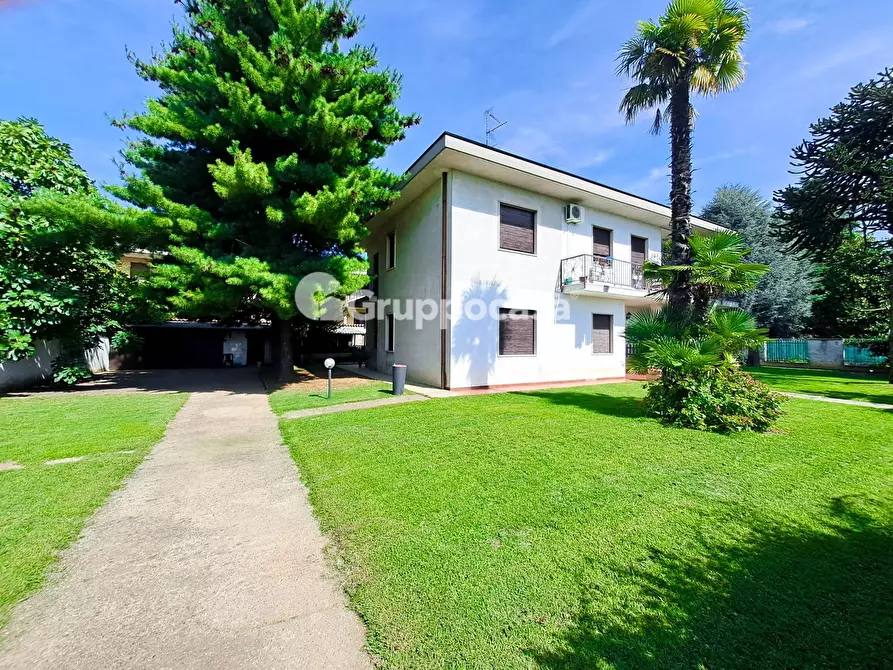 Immagine 4 di Villa in vendita  in Via 2 Giugno 6 a Bernate Ticino