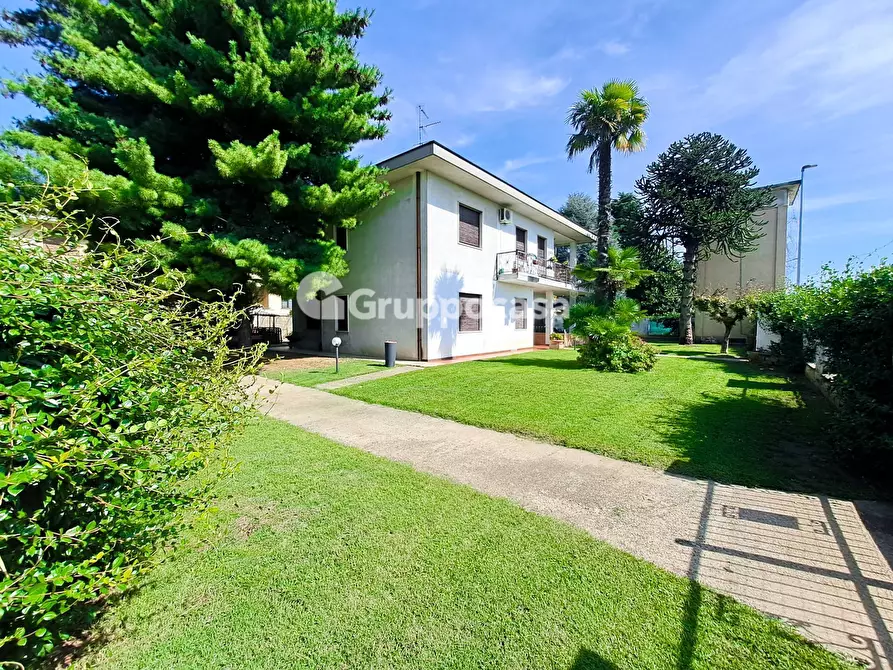 Immagine 5 di Villa in vendita  in Via 2 Giugno 6 a Bernate Ticino