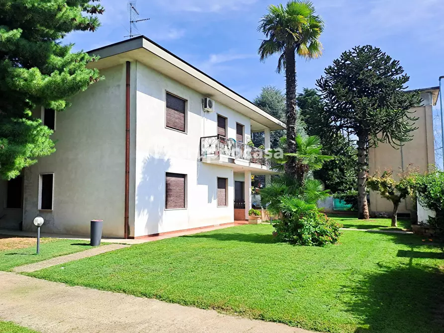 Immagine 6 di Villa in vendita  in Via 2 Giugno 6 a Bernate Ticino