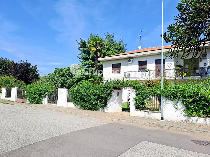 Immagine 3 di Villa in vendita  in Via 2 Giugno 6 a Bernate Ticino