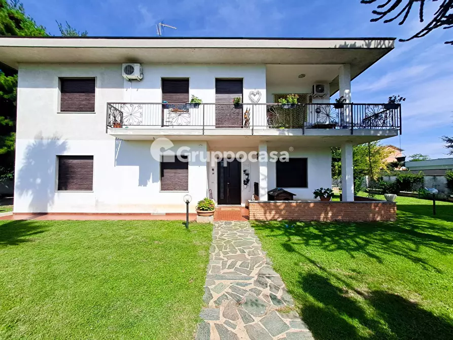 Immagine 2 di Villa in vendita  in Via 2 Giugno 6 a Bernate Ticino