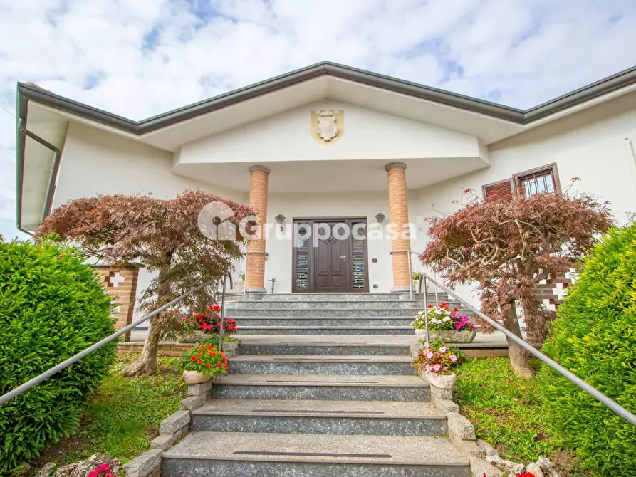 Immagine 3 di Villa in vendita  in Via Don Oldrati 42 a Bernate Ticino