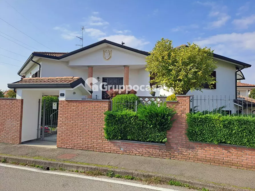 Immagine 2 di Villa in vendita  in Via Don Oldrati 42 a Bernate Ticino