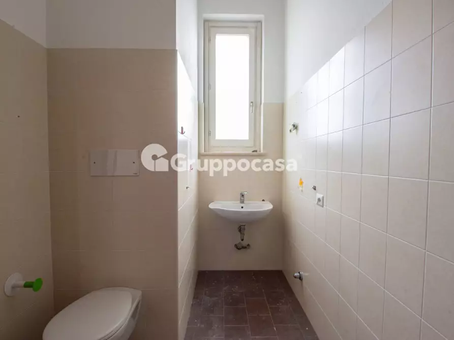 Immagine 10 di Locale commerciale in affitto  in Via Magenta 27 a Abbiategrasso