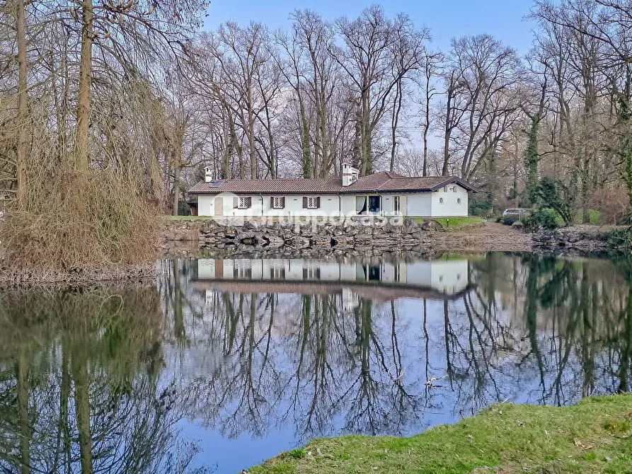 Immagine 1 di Villa in vendita  in Bosco Piarda 2 a Bernate Ticino