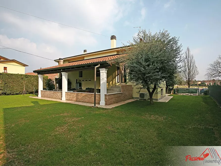 Immagine 1 di Villa in vendita  in via Bussolengo 15 a Sommacampagna