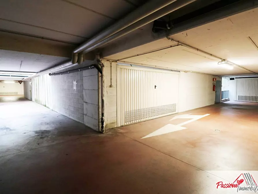 Immagine 1 di Box auto in affitto  in Via Ca' Di Cozzi 8 a Verona