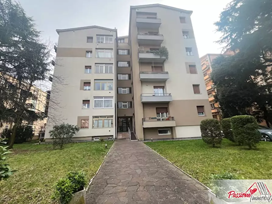 Immagine 1 di Appartamento in vendita  in Via Alessandro Poerio 11 a Verona