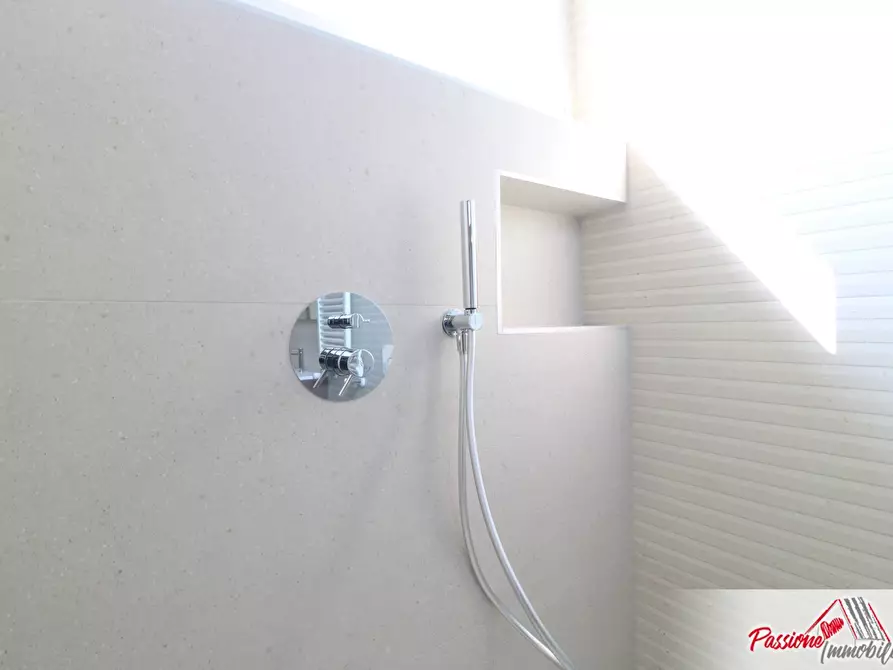 Immagine 9 di Appartamento in vendita  in Via Luigi Mercantini 11 a Verona