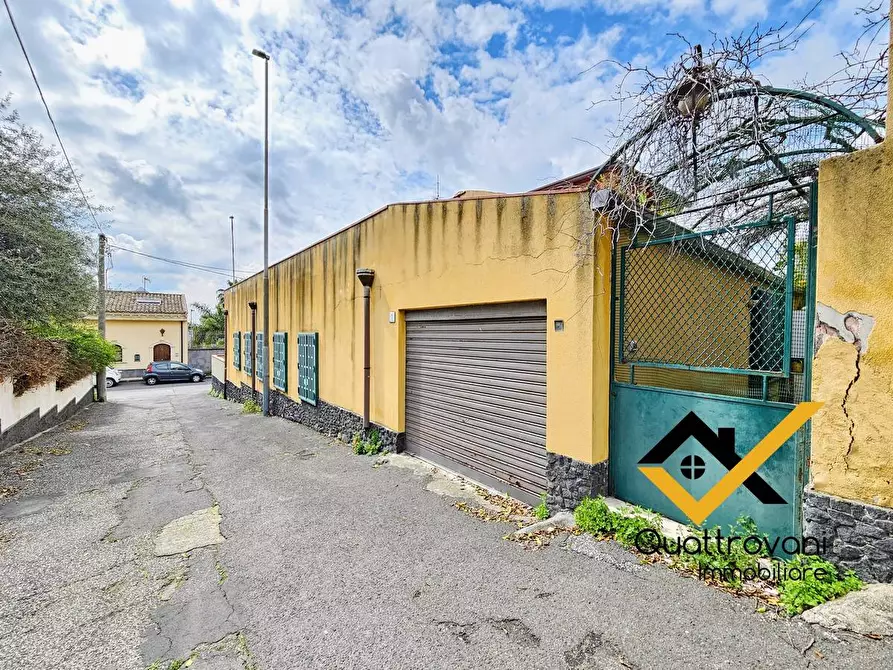 Immagine 37 di Villa in vendita  in Via Peschiera a Catania