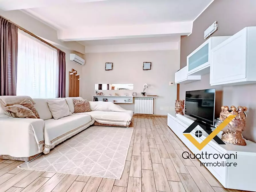 Immagine 4 di Appartamento in vendita  in Via Roma a Tremestieri Etneo