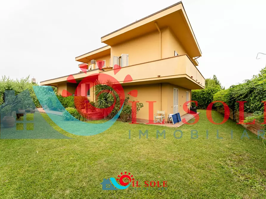 Immagine 11 di Villa in vendita  a Pisa