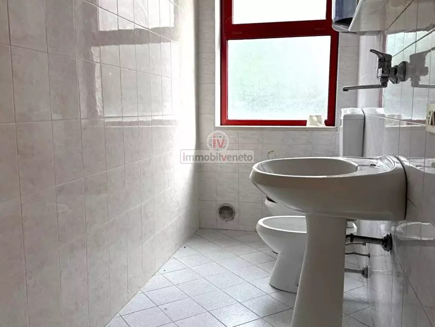 Immagine 8 di Negozio in affitto  in VIA MAZZOCCO a Chiampo