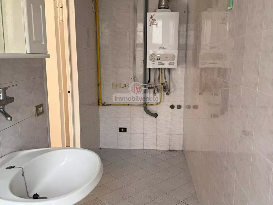 Immagine 9 di Negozio in affitto  in VIA MAZZOCCO a Chiampo