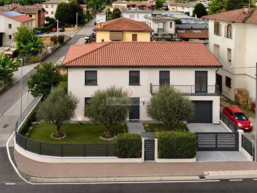 Immagine 1 di Casa indipendente in vendita  in VIA CANTARELLA a Brendola