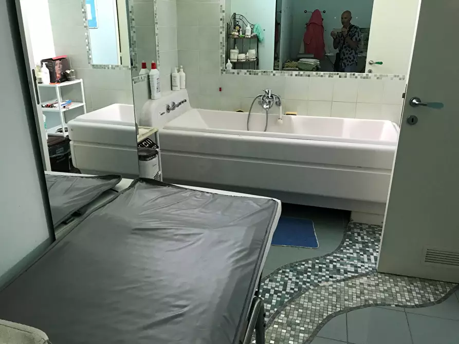 Immagine 4 di Locale commerciale in vendita  in Via delle Gardenie 50 a Vasto