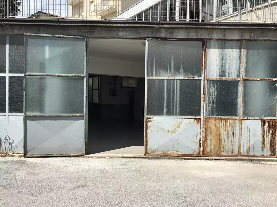 Immagine 11 di Locale commerciale in vendita  in CORSO EUROPA a Vasto