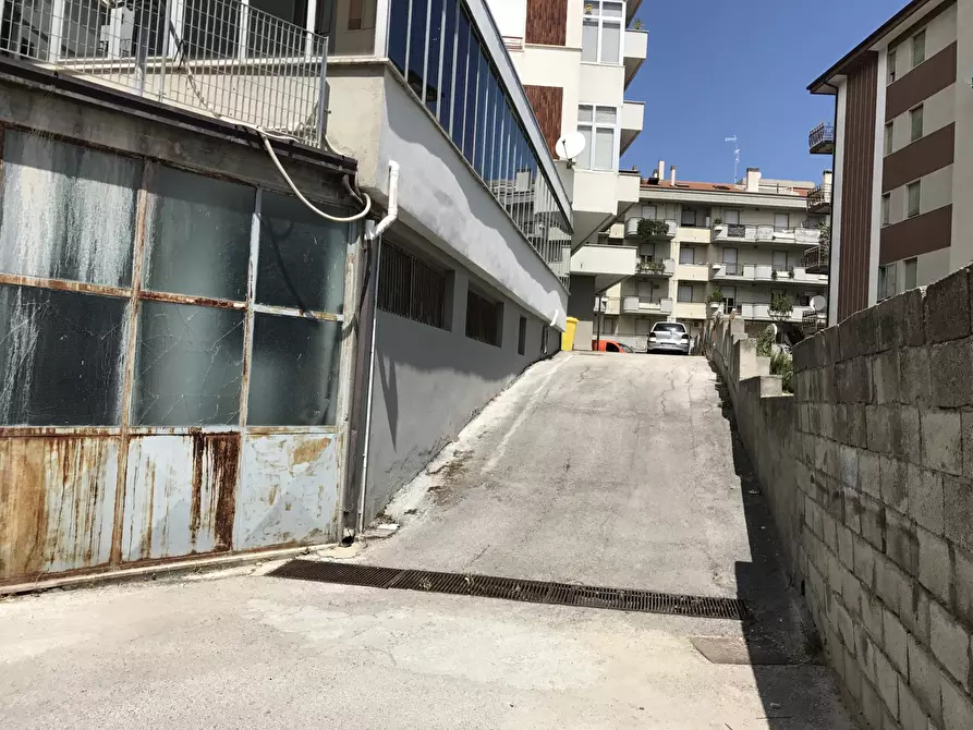 Immagine 12 di Locale commerciale in vendita  in CORSO EUROPA a Vasto