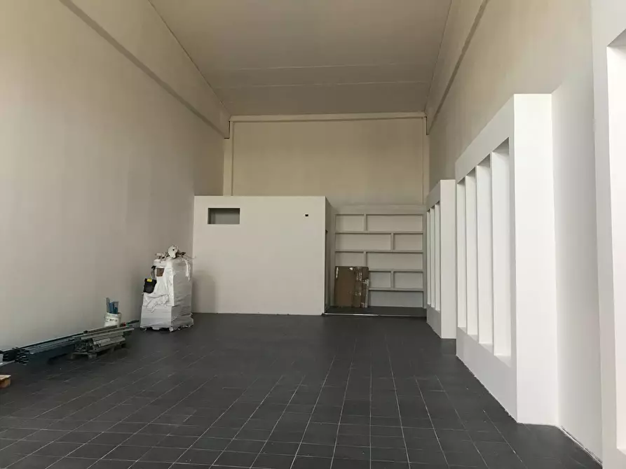 Immagine 38 di Locale commerciale   in SS 16 NORD a Vasto