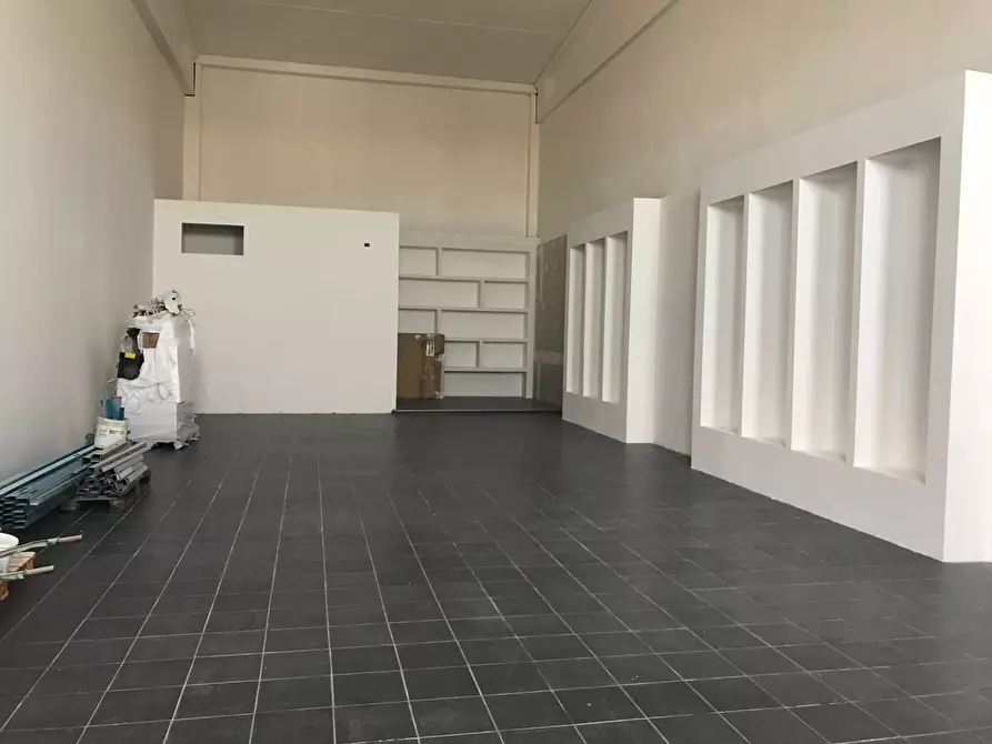 Immagine 39 di Locale commerciale   in SS 16 NORD a Vasto