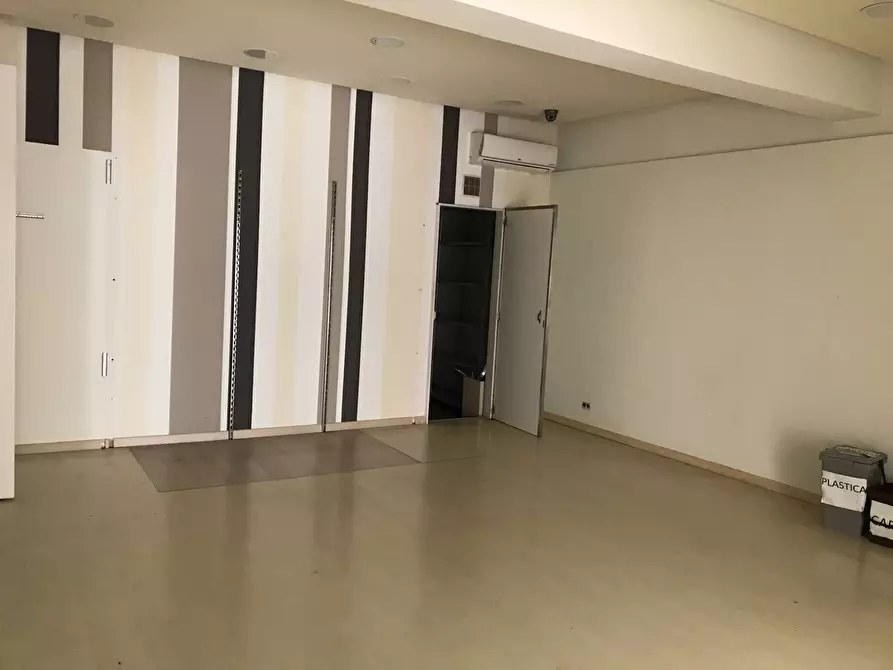 Immagine 7 di Locale commerciale in vendita  in CORSO GARIBALDI 52/A a Vasto