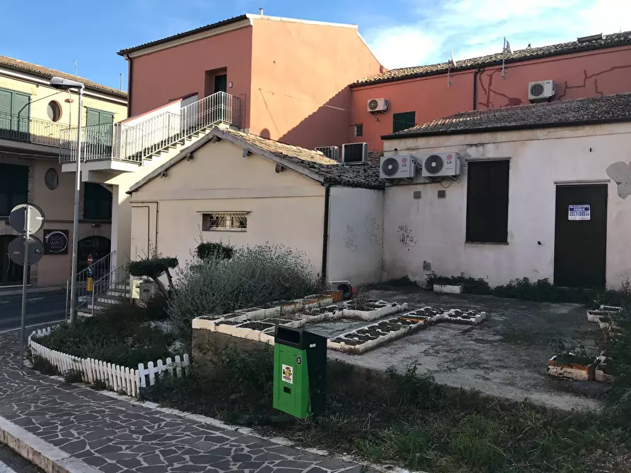 Immagine 11 di Locale commerciale in vendita  in CORSO GARIBALDI 52/A a Vasto