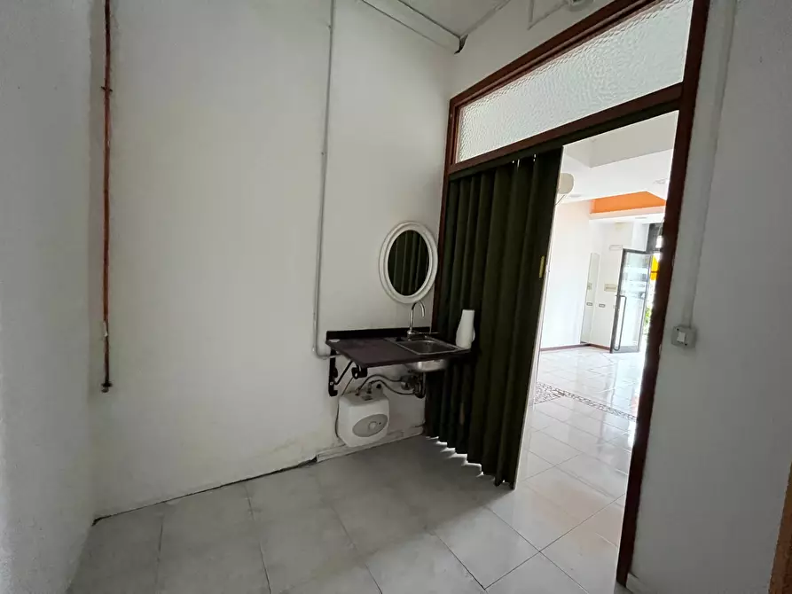 Immagine 4 di Locale commerciale   in CORSO EUROPA a Vasto