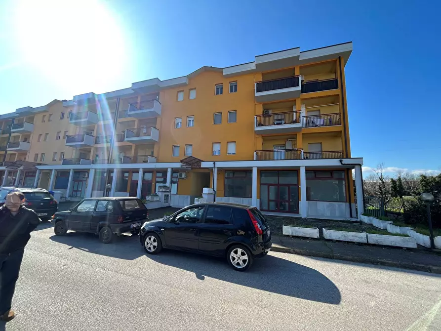 Immagine 3 di Locale commerciale in vendita  in PIAZZA ABRUZZO a San Salvo