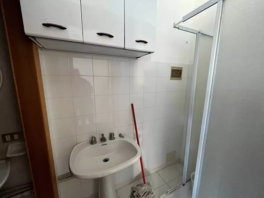 Immagine 10 di Locale commerciale in vendita  in PIAZZA ABRUZZO a San Salvo