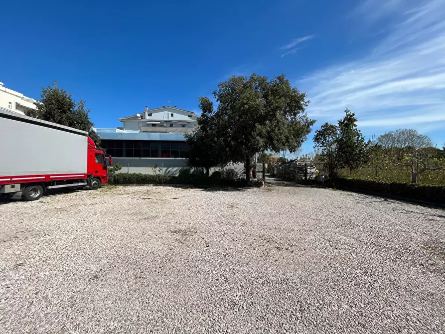 Immagine 5 di Locale commerciale in vendita  in SS 16 ADRFIATICA a San Salvo