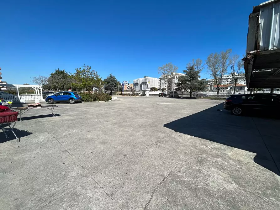 Immagine 3 di Locale commerciale in vendita  in SS 16 ADRFIATICA a San Salvo