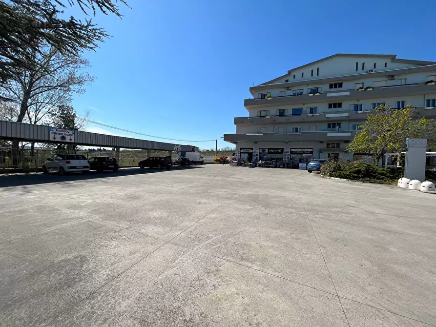 Immagine 2 di Locale commerciale in vendita  in SS 16 ADRFIATICA a San Salvo