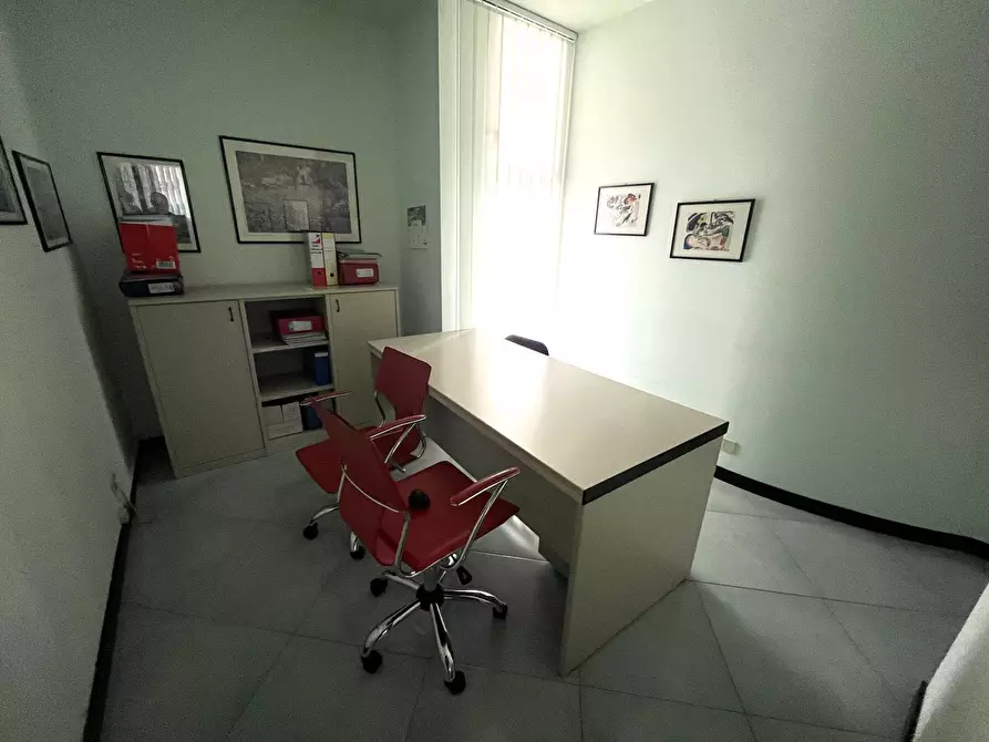 Immagine 21 di Locale commerciale in vendita  in VIA PLATONE a Vasto