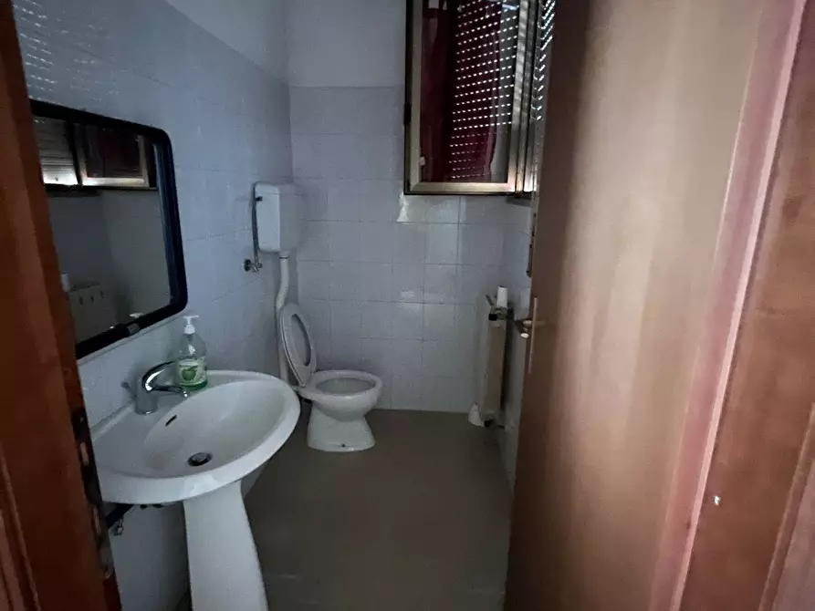 Immagine 7 di Locale commerciale in vendita  in PIAZZA GIOVINE a Vasto