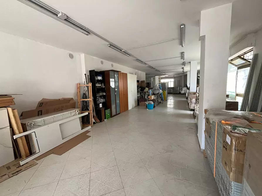 Immagine 8 di Locale commerciale in vendita  in PIAZZA GIOVINE a Vasto