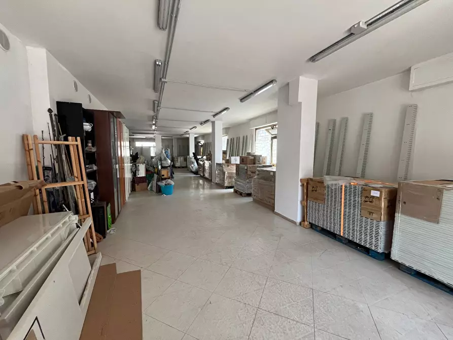 Immagine 2 di Locale commerciale in vendita  in PIAZZA GIOVINE a Vasto