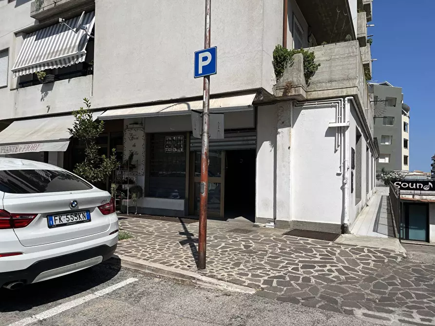 Immagine 10 di Locale commerciale in vendita  in PIAZZA GIOVINE a Vasto